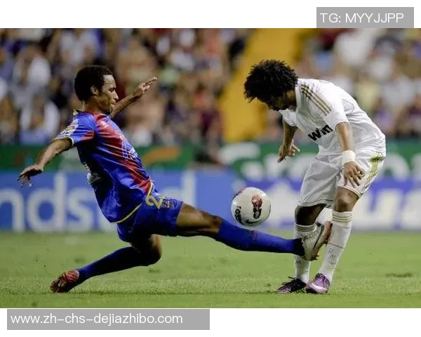 足球飞铲的艺术与风险探讨如何在比赛中平衡激情与安全 足球飞铲的艺术与风险探讨如何在比赛中平衡激情与安全